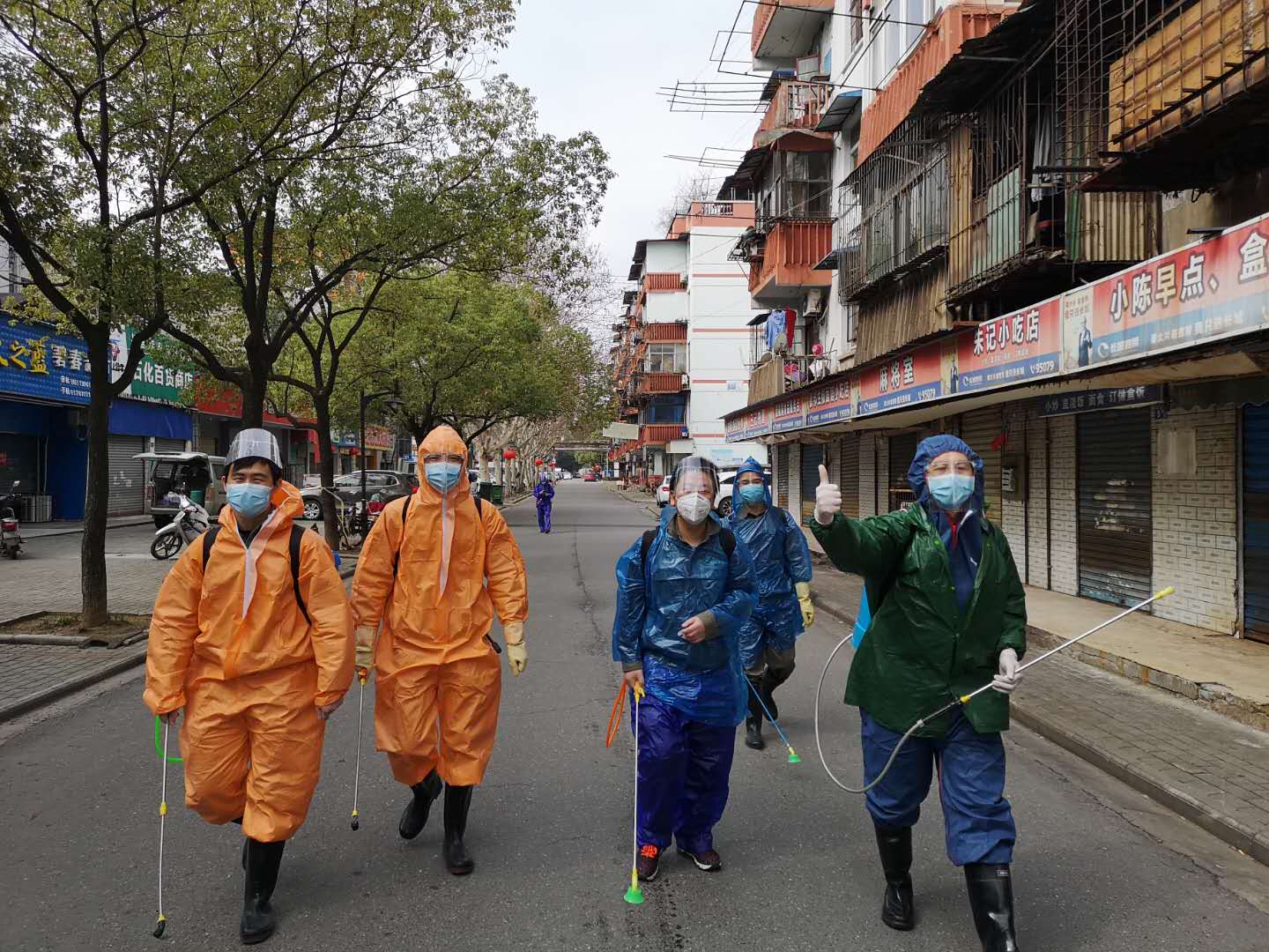 3月2日一大早，碧水集團、產業公司石化社區消殺小隊開始了一天的工作.jpg